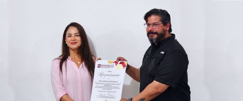 Entregué reconocimiento al director del CUEJ Veracruz