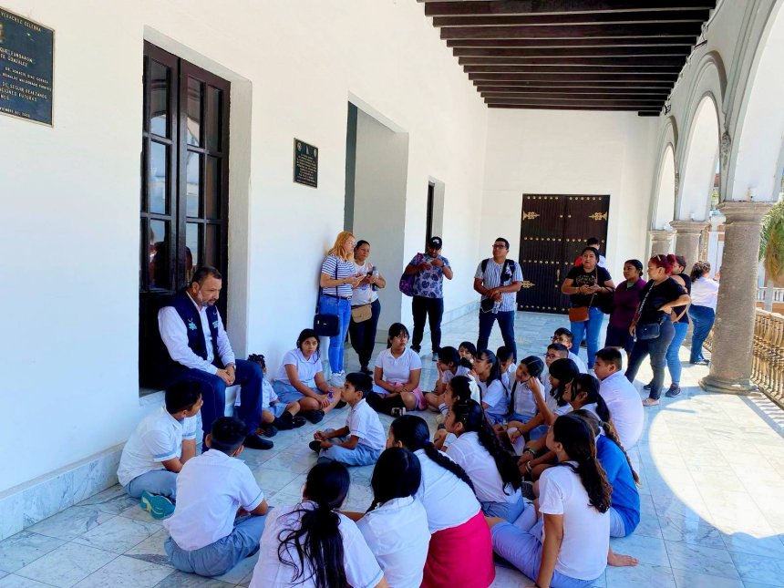 Estudiantes de las primarias Lombardo y López Mateos conocen el Ayuntamiento.
